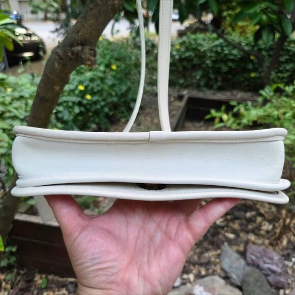 80s Coach Classic Slim Flap Vintage Shoulder Bag in Bone Glove-Tanned Leather - Picture 8 of 12